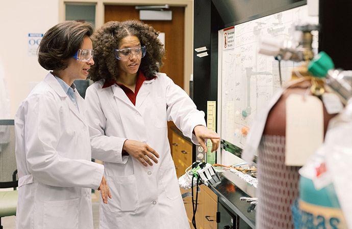 Two researchers working in a lab. 